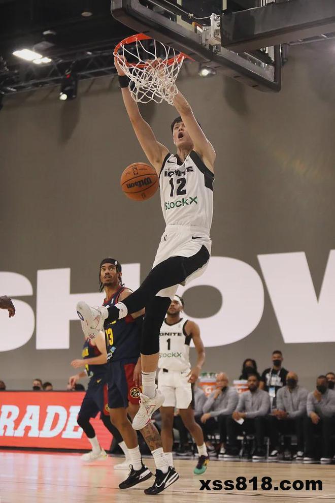 曾凡博签篮网，跑龙套还是真有戏？